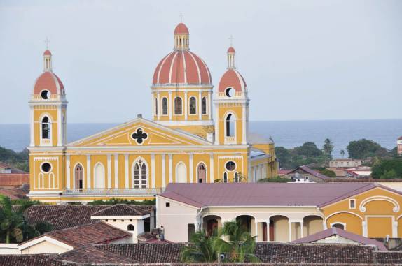A Catedral e o Lago Nicarágua vistos do alto da torre da Igreja La Merced, em Granada, na Nicarágua